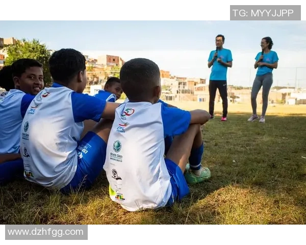 足球明星亲临中国大学分享足球梦想激励青年学子追逐体育梦想